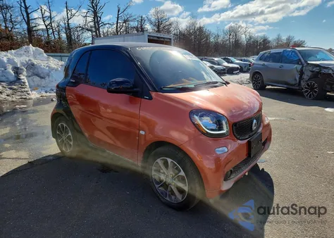 2016 Smart Fortwo z USA, uszkodzony, nr VIN WMEFJ5DA2GK071028